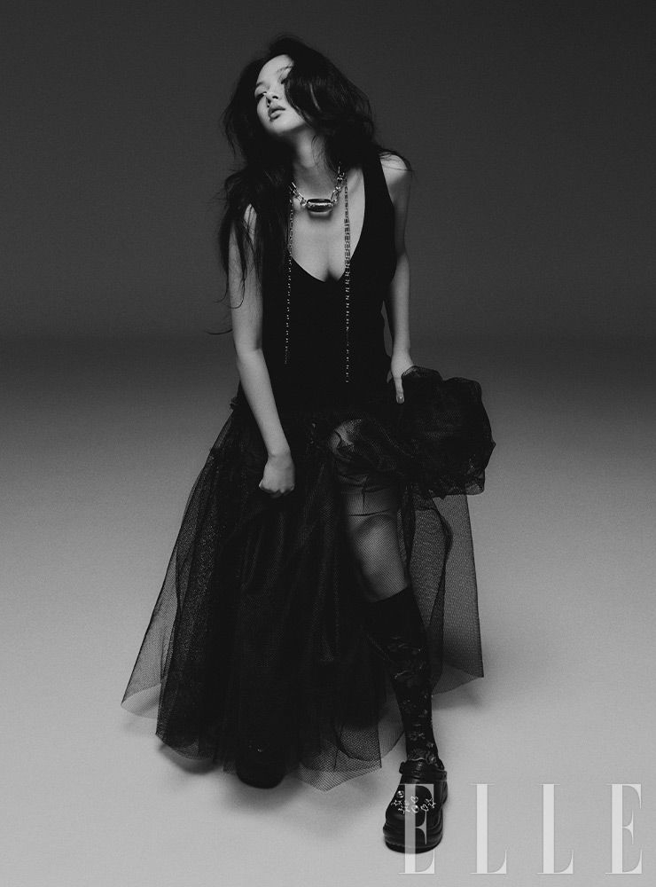 드레스는 Alexander McQueen. 네크리스는 H&M. 보석 지비츠 장식의 클로그는 Crocs.