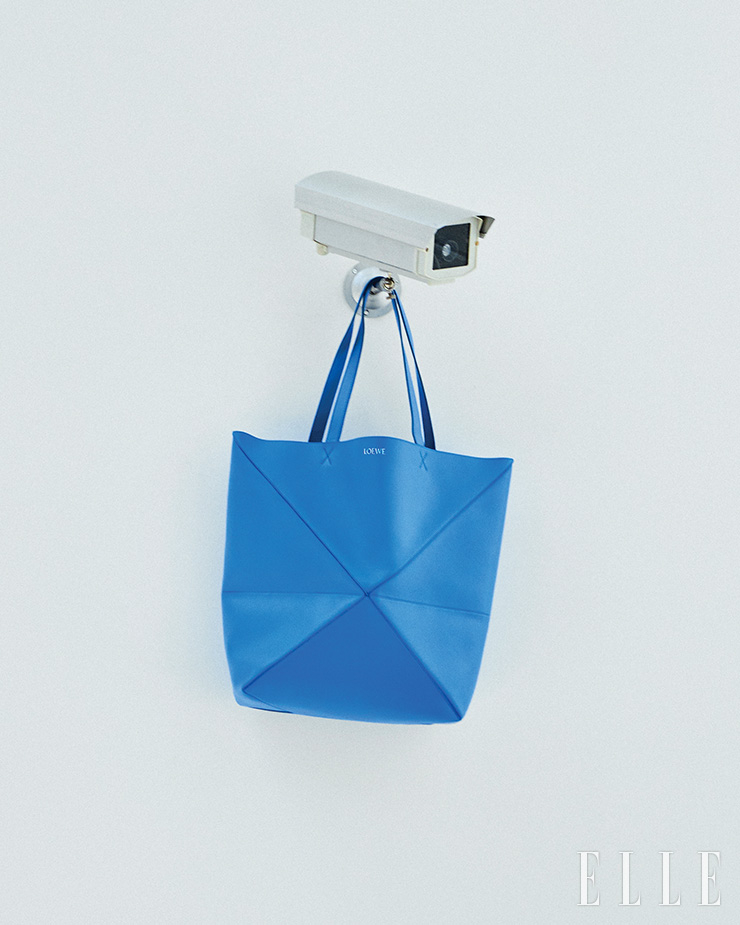 기하학적 셰이프의 퍼즐 폴드 토트백은 Loewe.