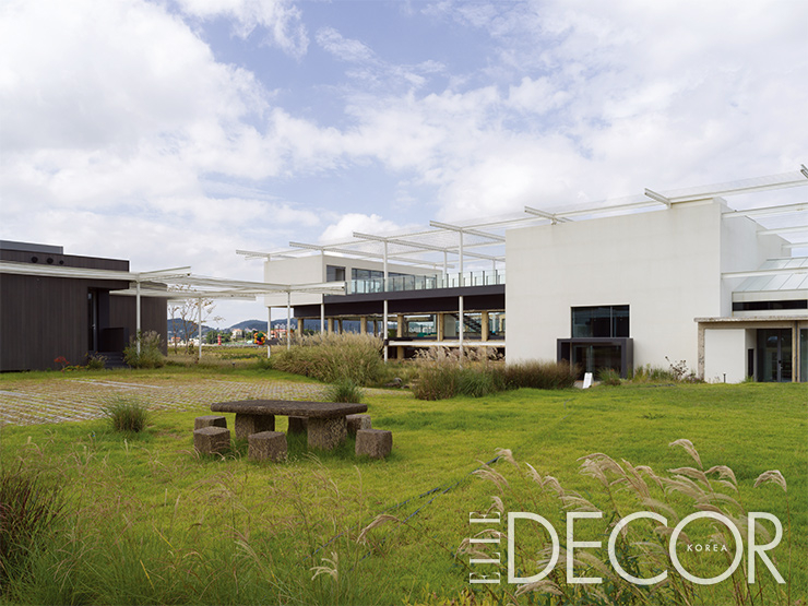 옛 수산물 가공 공장을 감각적으로 개조한 아그네스 파크. 억새와 덩굴 식물이 군락을 이룬 생태 정원은 사계절마다 다른 풍경을 연출한다.