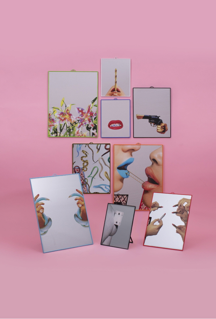 대담한 프린트가 특징인 이탈리아 셀레티 거울, 까사리빙. 