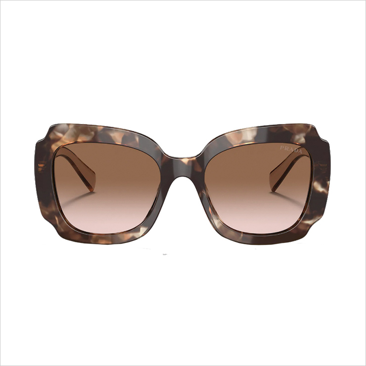 와이드한 빅 프레임에 브라운 렌즈를 매치한 클래식 선글라스는 39만4천원, Prada by Luxottica.