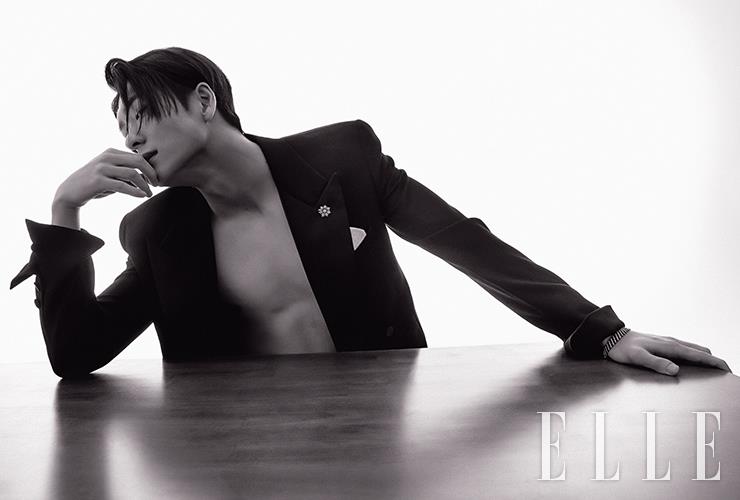 재킷과 포켓 스퀘어, 브로치, 브레이슬렛은 모두 Saint Laurent by Anthony Vaccarello.