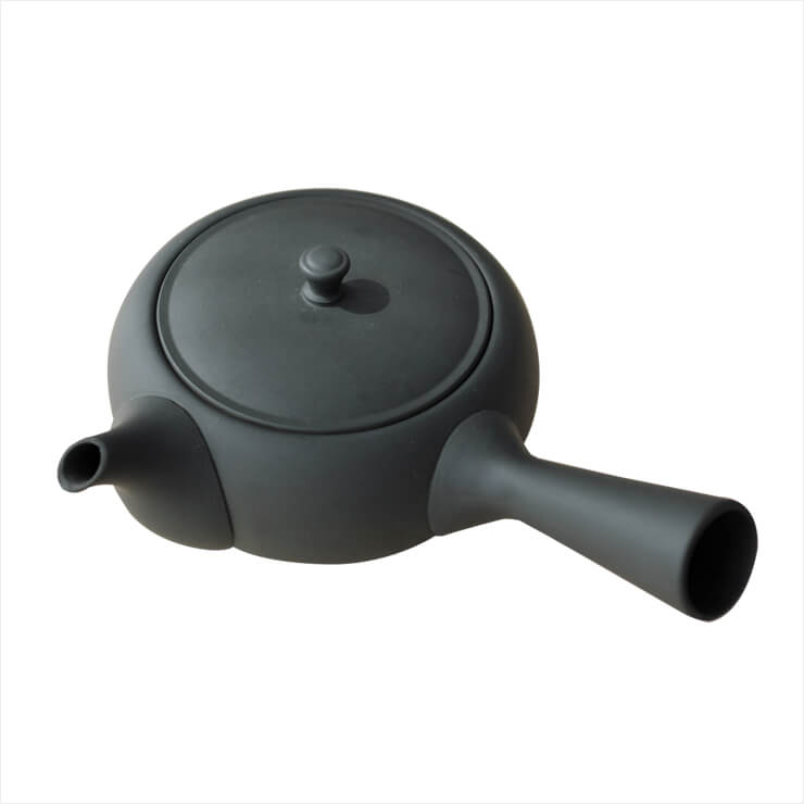 아즈마야 사이드핸들 티포트 ‘좋은 다관’에 대한 제작자의 고집이 집대성된 이 티포트를 사용하면서 잎차 마시는 즐거움을 알게 됐다. 좋은 도구는 사용하는 사람의 손을 잡고 반드시 좋은 곳으로 인도한다는 것도. 현재 생산이 중단된 초기 모델이라 더욱 아끼고 있다.