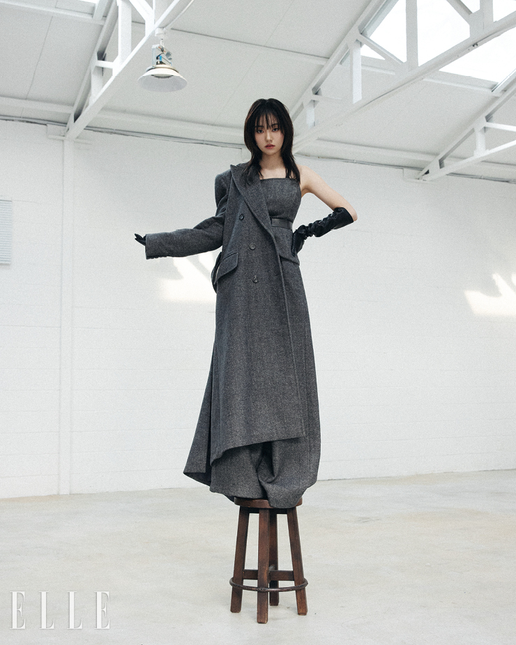  코트와 톱, 팬츠는 모두 Max Mara. 글러브는 스타일리스트 소장품,