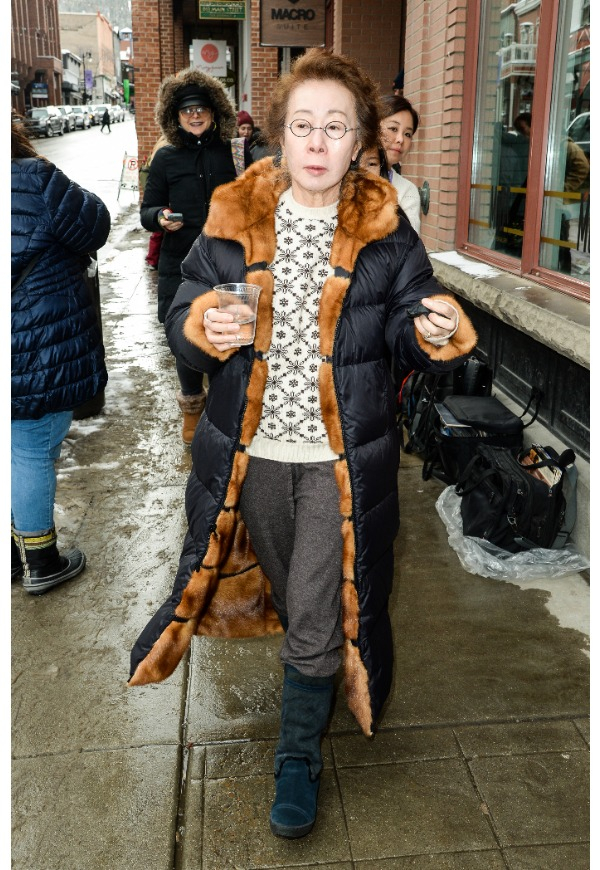 영화 <미나리> 홍보 활동으로 미국에서 지낸 윤여정.