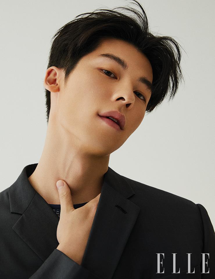 허광한이 입은 수트 세트업은 Dior Men. 슬리브리스는 Emporio Armani.