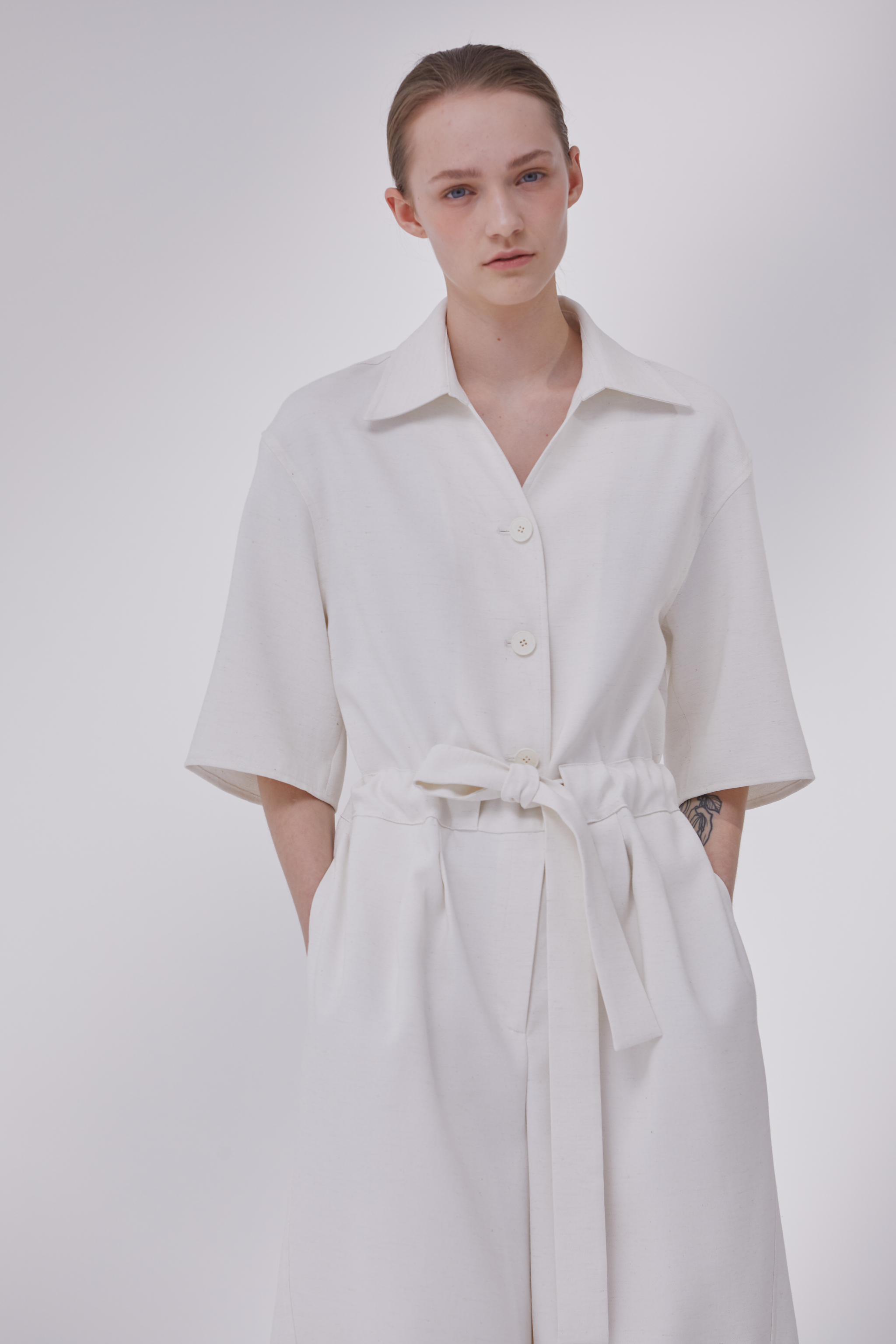  드미어 점프 수트 - 폴리에스터와 면에 리넨 약간이 혼방된 소재라 흰색이지만 실용적인 편.