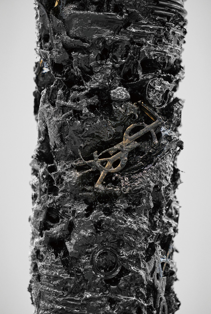 설치미술 작품을 자세히 보면 생 로랑의 액세서리를 발견할 수 있다.