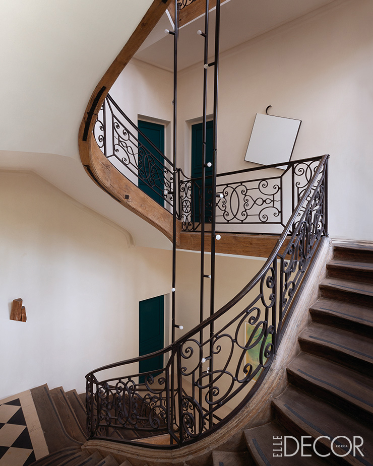  피에르는 파리 2구의 개인 저택인 ‘오델 파티큘리에(Ho＾tel Particulier)’를 레너베이션해 디자인 스튜디오와 쇼룸으로 사용하고 있다. 18세기 건물의 아름다운 계단과 중앙을 관통하는 모던한 디자인의 조명을 믹스한 것이 인상적이다.