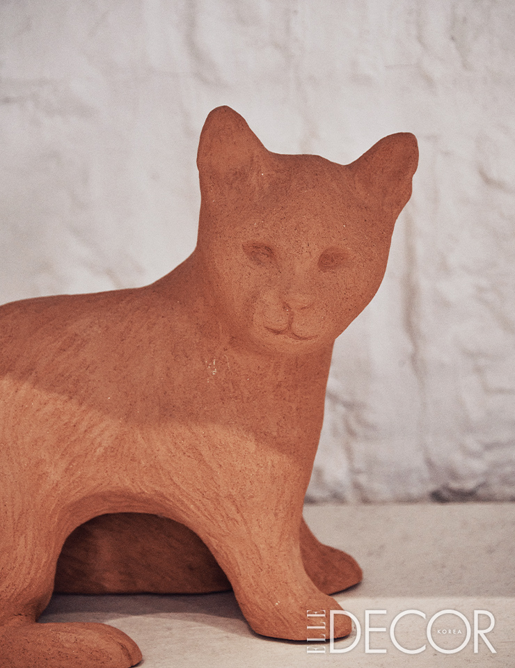 정진화가 기물을 고르는 명확한 기준은 편안하고 자연스러운 심심함의 미학이다. 그의 그림과 닮았다.