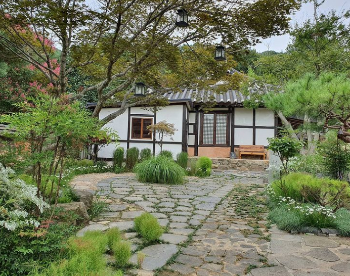 고택 산에는 꽃이 피네