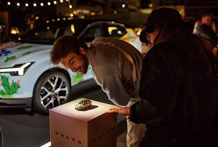 바르셀로나 아티스트 모카의 페인팅을 입은 EX30.