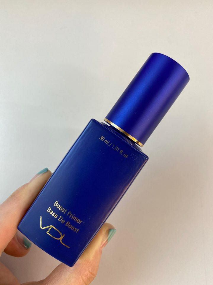 블루 펄이 피부 톤을 한결 밝게, 피부 결을 더욱 빛나게 연출해줘요