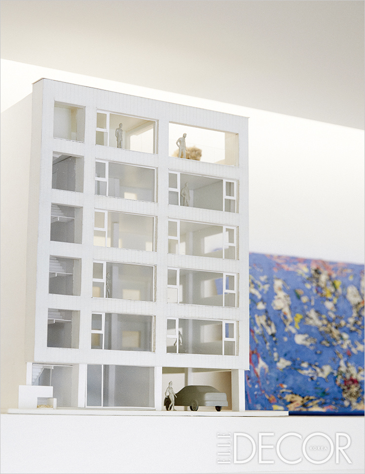 성산동에 자리 잡은 스테이 아키텍츠 사옥 모델링. 조용한 골목에 자리한 반듯한 라인의 콘크리트 건물은 그 자체로 존재감을 내뿜는다.