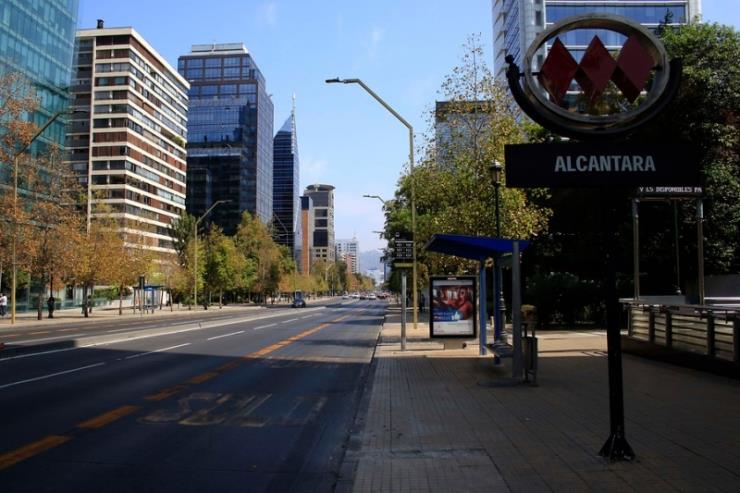 한적한 산티아고 다운타운의 모습! Photo by Claudia Calder&oacute;n Rich