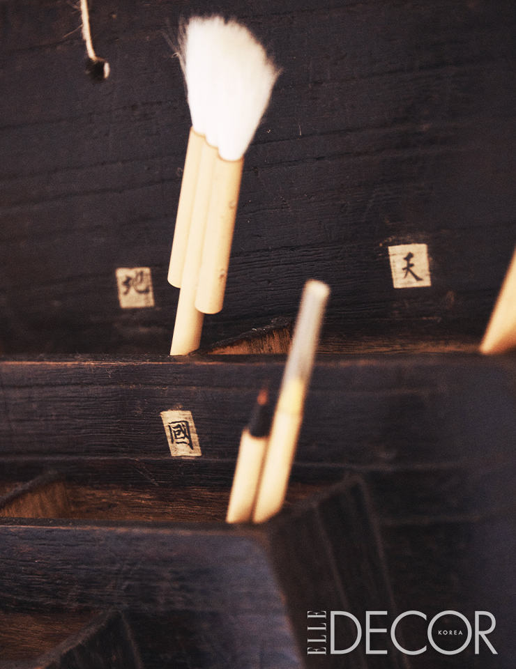 오른쪽은 청관재 컬렉션으로 알려진 미술애호가 조재진 회장의 구장품이었던 고비. 단단하고 검붉은 오동나무 판재의 결만 살려 복잡한 치장이나 문양 없이 만들었다. 비례와 단순미가 대단하다.