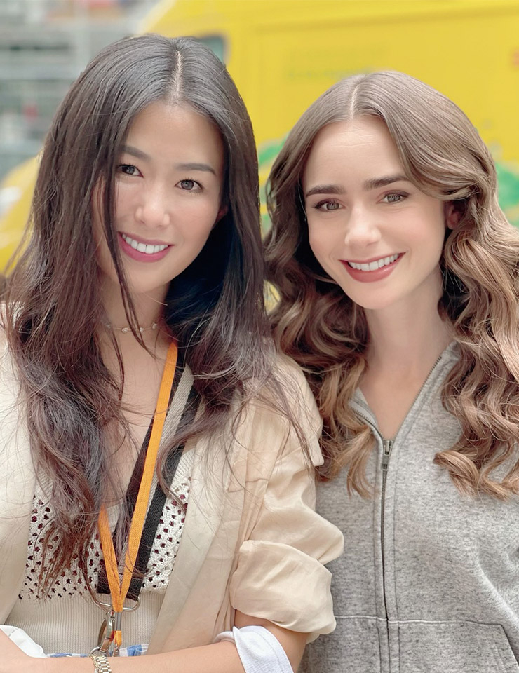 시즌2 촬영장에서 릴리 콜린스와 함께.