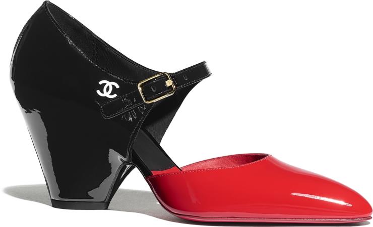 앞 코와 뒤꿈치 부분의 컬러를 다르게 구성한 메리제인 슈즈는 1백20만원대, Chanel.