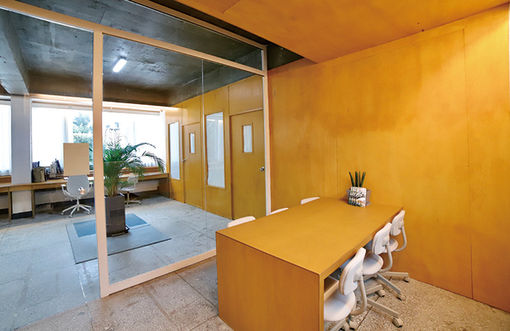 파도 살롱은 넉넉한 크기의 사물함과 대형 TV, 화이트 보드가 있는 회의실, 큐레이팅된 책을 읽을 수 있는 라운지 등 편의시설을 촘촘히 갖췄다. 