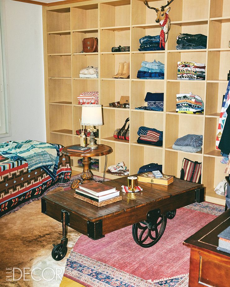 패션도 라이프스타일과 점점 닮아가고 있다. 바퀴 달린 테이블은 온라인 중고 마켓에서 구입한 것. 