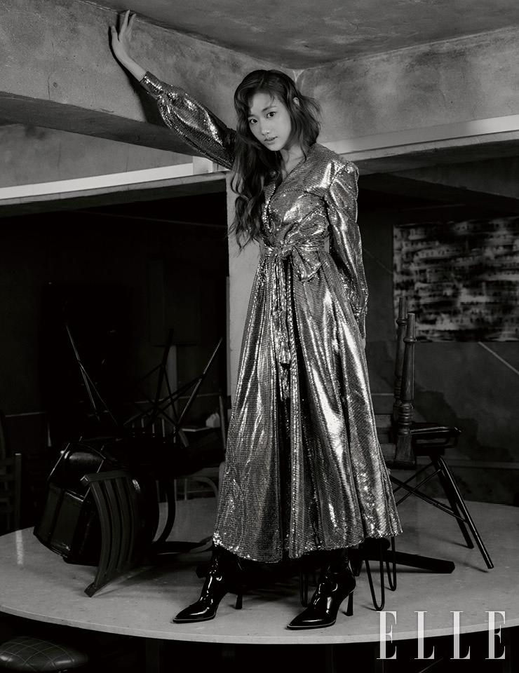 스팽글 드레스는 MSGM by Yoox. 글로시한 블랙 부츠는 Fendi. 레터링 아트워크 ‘We are’는 세진, 다능(Danung)의 작품.