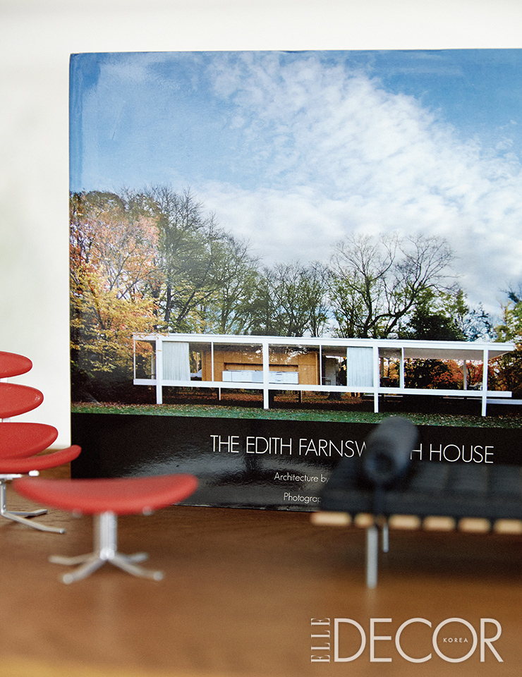 부부가 설계에 몰두하는 책상 앞에는 좋아하는 건축가들의 사진집과 미니어처 체어들을 놓았다.