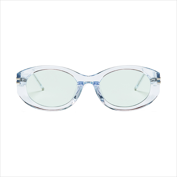 은은한 민트 컬러 렌즈가 청량감을 주는 선글라스는 21만8천원, Kivuli by DK Eyewear.