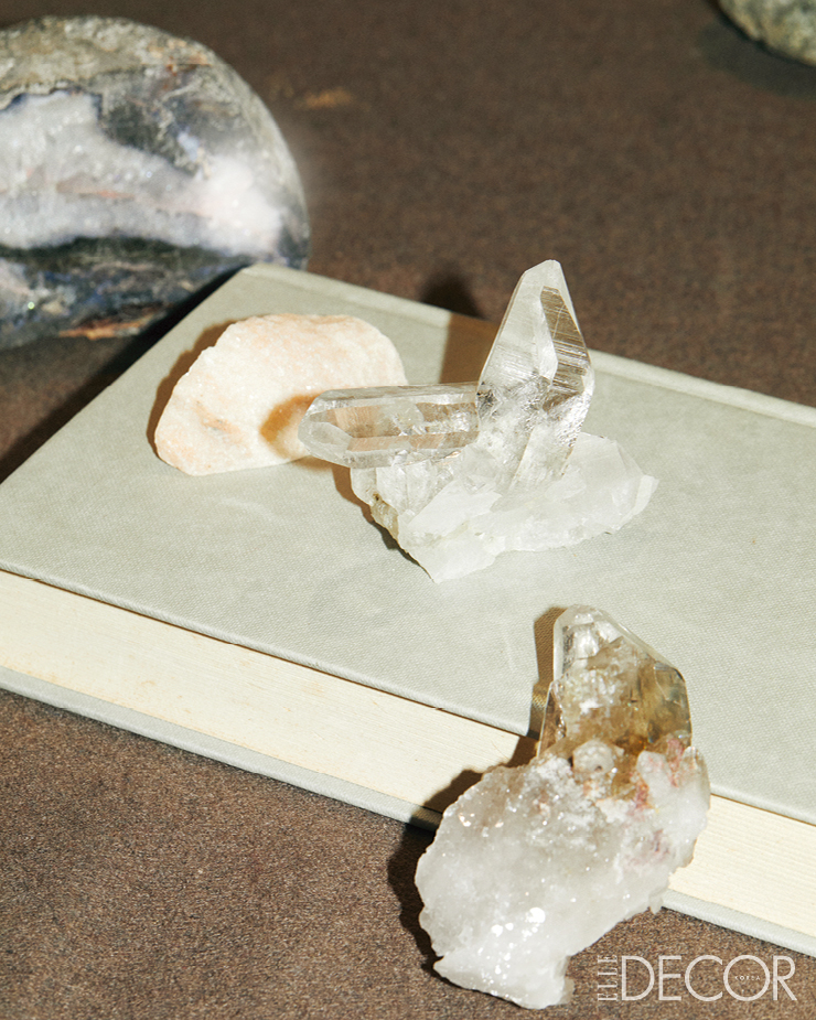  두 개의 결정이 각각 다른 방향을 향하는 구도가 좋아서 수집한 백수정, 은침이 들어 있어 메탈릭한 물성이 느껴지는 침수정. 