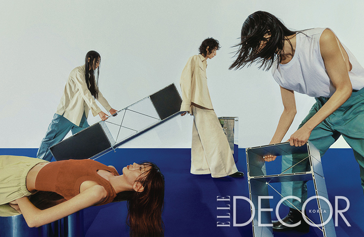 (왼쪽부터) 모델이 누운 메탈 테이블 ‘Wavy Table’은 김종현 작가의 작품으로 Hpix. 모듈러 시스템으로 연출할 수 있는 알루미늄 소재 TV 스탠드와 사이드 테이블은 모두 Monstructure. 뒤쪽에 놓인 실버 캐비닛은 Tecta by Hpix. 세원이 입은 레드 톱은 COS. 팬츠는 Alte. 노아가 입은 셔츠는 Le17septembre. 팬츠는 L.e.e.y. 봉우가 입은 재킷과 팬츠는 모두 Leha. 주혁이 입은 팬츠는 Le17septembre. 톱은 스타일리스트 소장품.