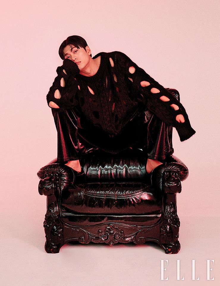 니트 톱과 팬츠는 모두 Celine Homme by Hedi Slimane.