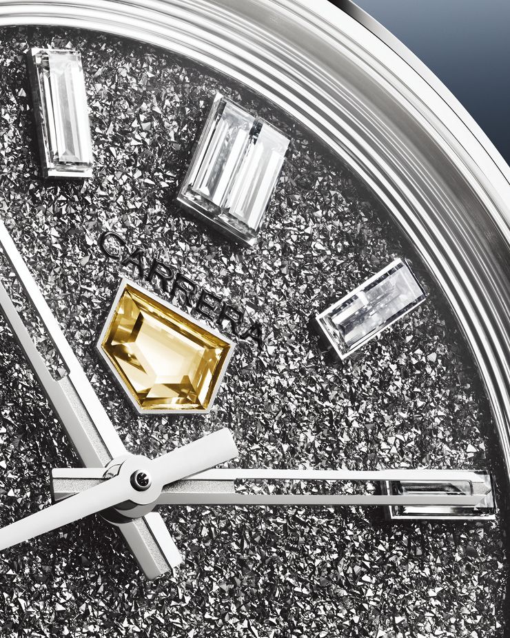 플라즈마 기술로 완성한 다이얼과 12시 방향 로고 아래에 시그너처 실드 커팅 옐로 랩그로운 다이아몬드 배치가 인상적인 태그호이어 ‘까레라 데이트 플라즈마 다방가르드’ 워치. 