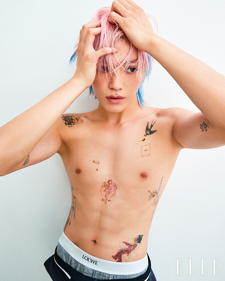 그레이 레깅스와 테일러드 팬츠는 모두 Loewe.