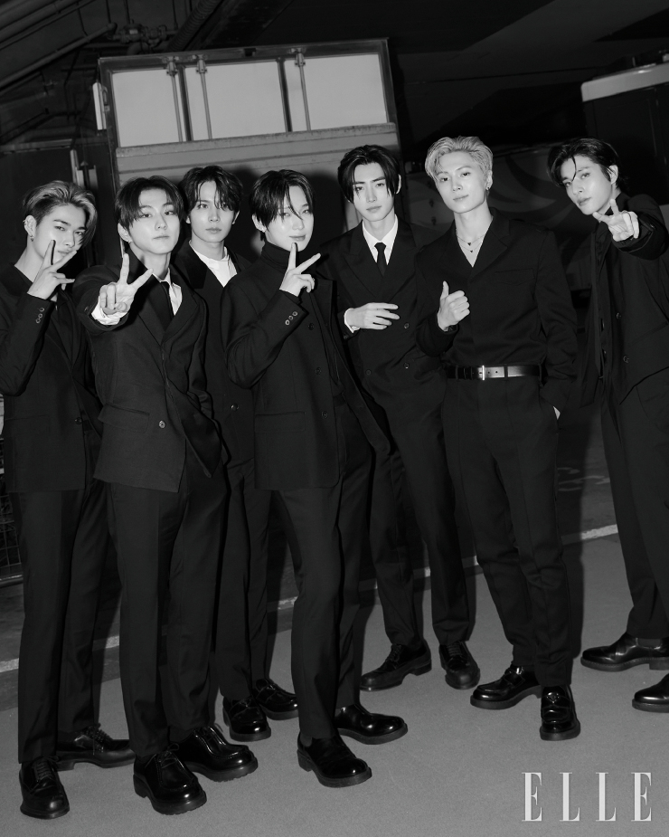 블랙 수트를 근사하게 소화한 엔하이픈.