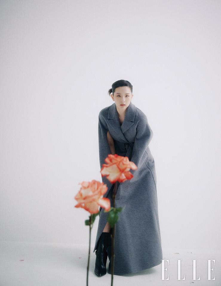 벨티드 케이프 코트와 블랙 앵클부츠, 진주 이어링은 모두 Salvatore Ferragamo.