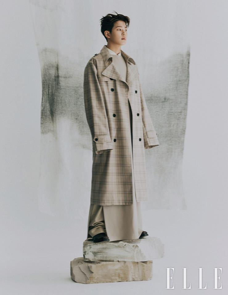 체크 트렌치코트는 8 by Yoox. 롱 슬리브리스 톱과 베이지 와이드 팬츠는 모두 From Arles. 셔츠는 Ports V. 투박한 디자인의 슈즈는 스타일리스트 소장품.