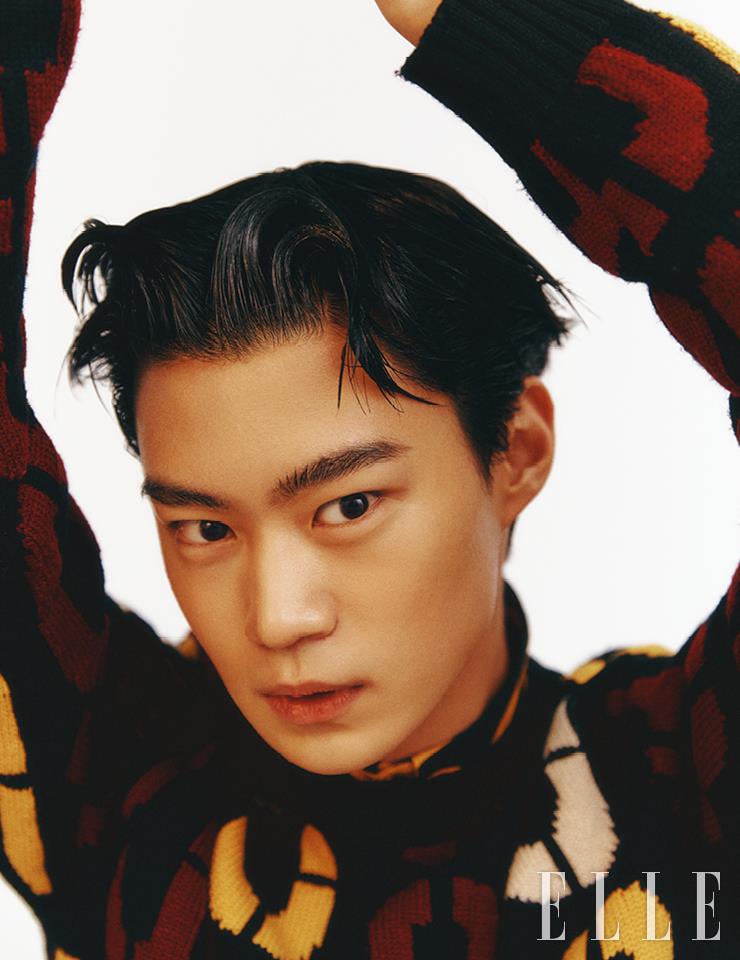 기하학 패턴의 울 스웨터와 이너 웨어로 입은 실크 셔츠는 모두 Fendi.