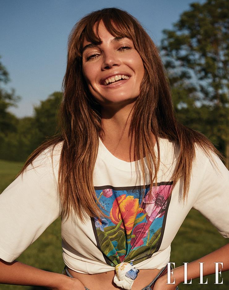  아버지의 그림에서 영감받은 볼드한 플라워 프린트 룩.