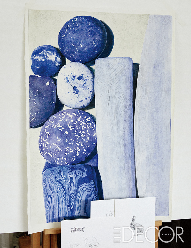 이인화 작가가 작업 중인 대형 드로잉 작품. 두 사람이 즐겨 쓰는 백색과 청색의 조화가 캔버스에 담겨 있다.