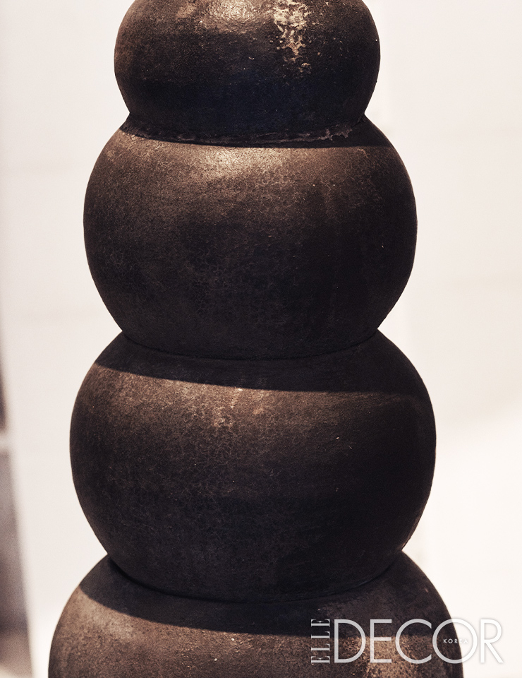 밑동 없는 질항아리를 여러 개 포개어 만들었다.