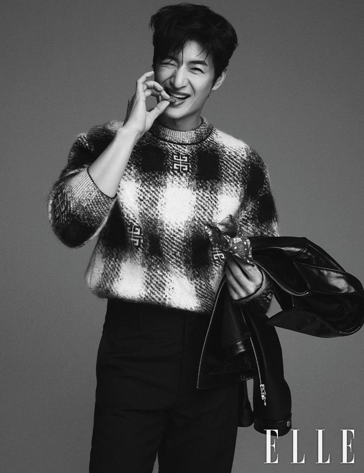 체크 패턴 니트와 블랙 팬츠는 모두 Givenchy. 손에 든 레더 재킷은 Tonywack.