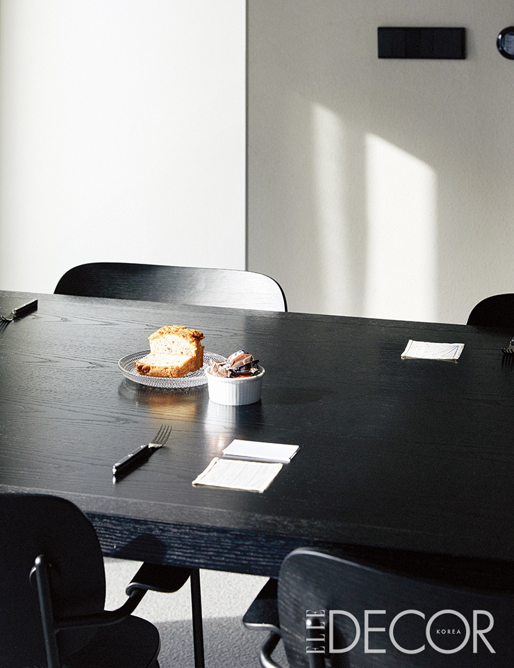 스테이 아키텍츠 사옥 6층의 회의실. 블랙 테이블과 의자로 깔끔하게 스타일링했다.