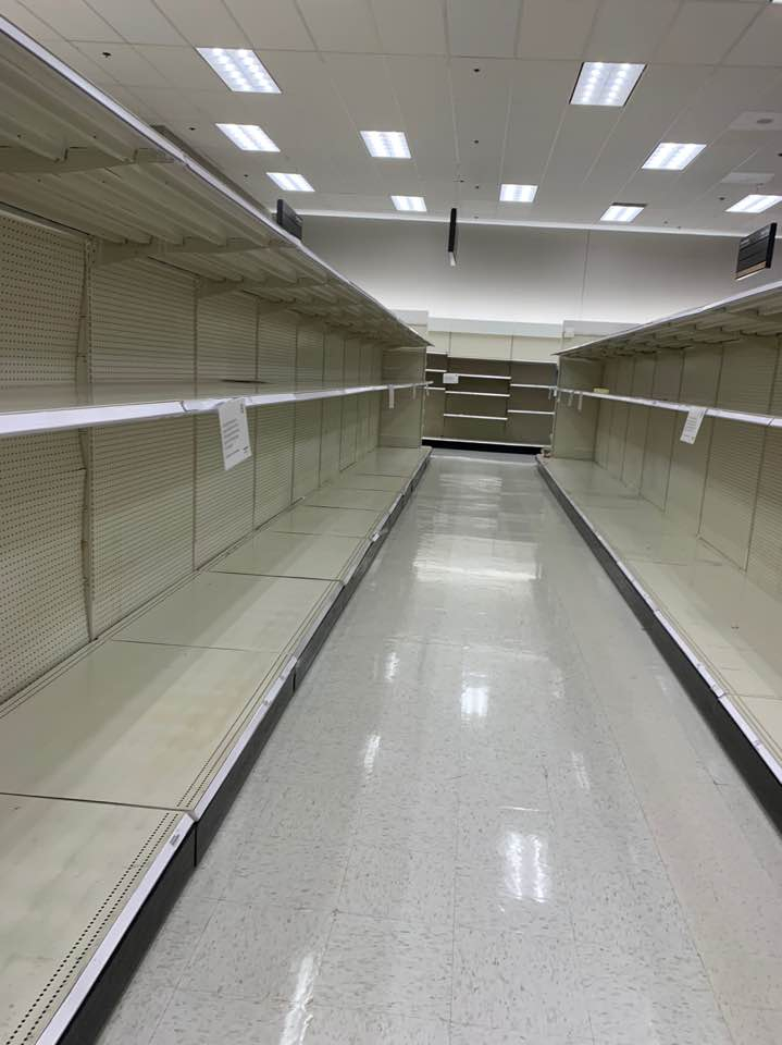 팬데믹 선언 이후, 마켓에 가도 물건을 사기 어려워졌다. Photo by Esther Kim