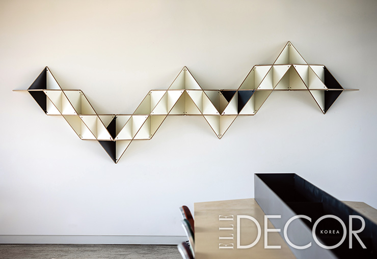 오징어잡이 배의 조명을 연상시키는 조명 장식, 예술로 농사를 짓는 최정화의 야외 조각 작품, 어선의 밧줄과 어망, 잔잔한 물결을 닮은 제이원 스튜디오(j1studio)의 선반과 설치미술 작품. 현재 아트 스페이스에서 최정화의 개인전이 열리고 있다.