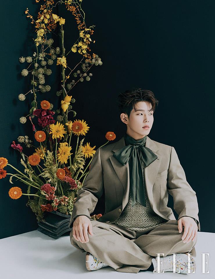 포멀한 디자인의 수트 세트업은 Auralee by Beaker. 유니크한 니트 짜임의 베스트는 Satur. 프린트 스니커즈는 Maison Margiela. 리본 디테일의 블라우스는 스타일리스트 소장품.