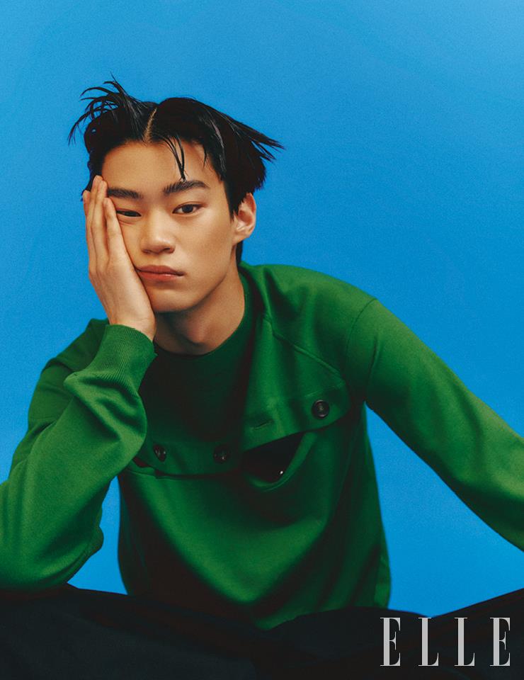 단추 여밈 장식이 달린 초록색 니트 톱과 반바지는 모두 Bottega Veneta.