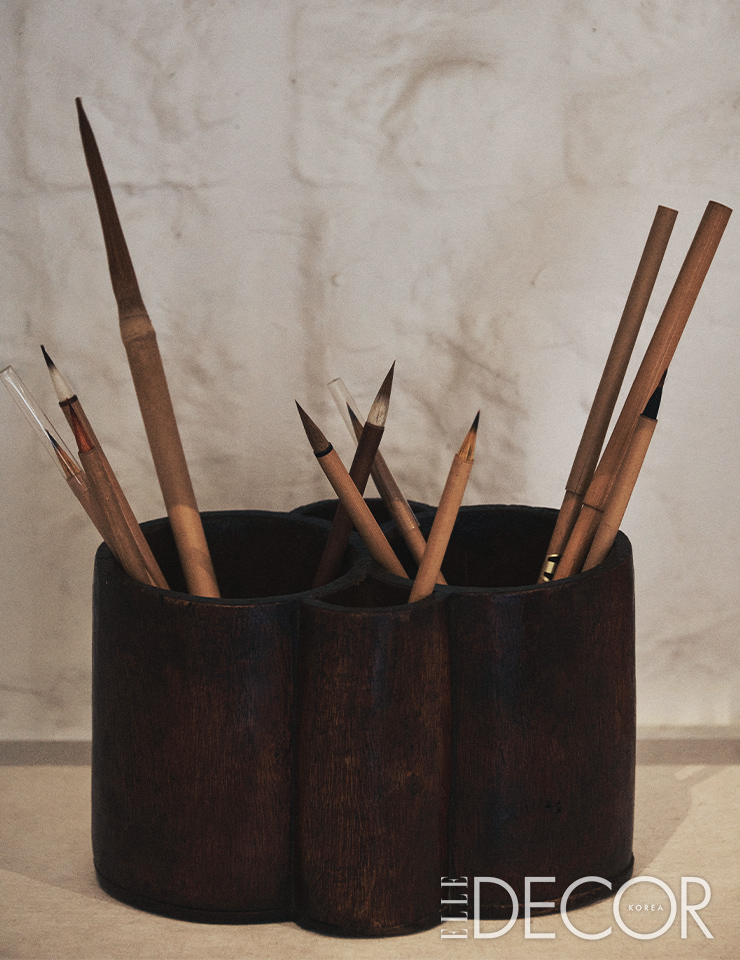 오른쪽은 영감을 준 수집품 중 하나인 대나무 붓 꽂이. 대나무는 정갈한 모양이 절개를 고집하는 선비의 취향과 어울린다고 해서 문방구 재료로 즐겨 사용됐다.