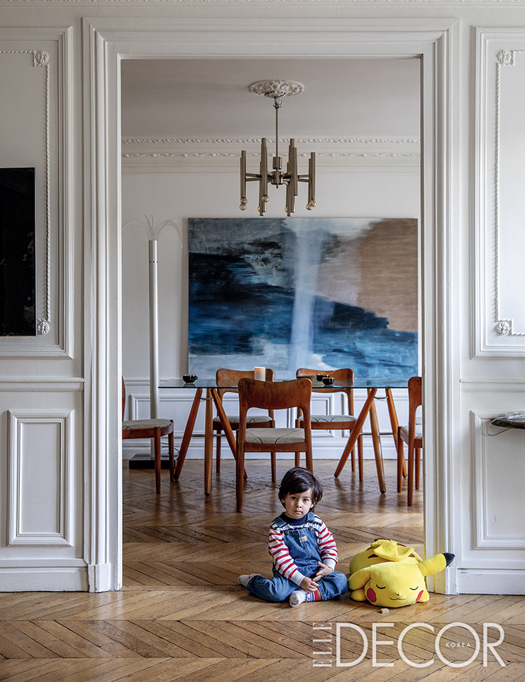 다이닝 룸 입구에 앉아 있는 아들 바딤과 그의 최애 인형 피카추. 테이블은 리네 로제(Ligne Roset), 빈티지 의자는 피에르 프레이(Pierre Frey) 패브릭으로 리폼했다.