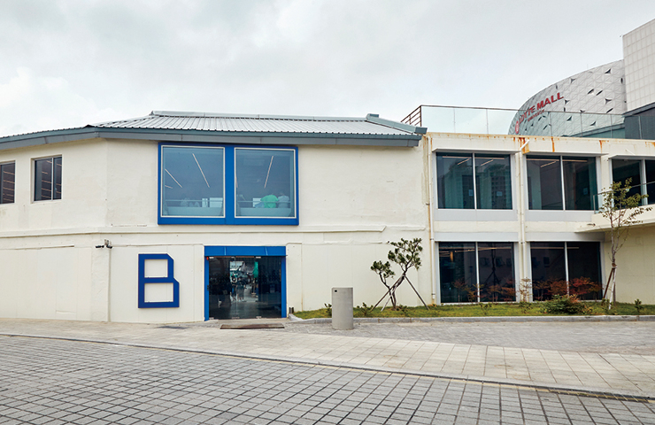 B.4291은 남포동의 역동적인 에너지가 증폭되는 새로운 공간이다. 침체된 건어물 시장 골목에 활력을 불어넣고 있다.