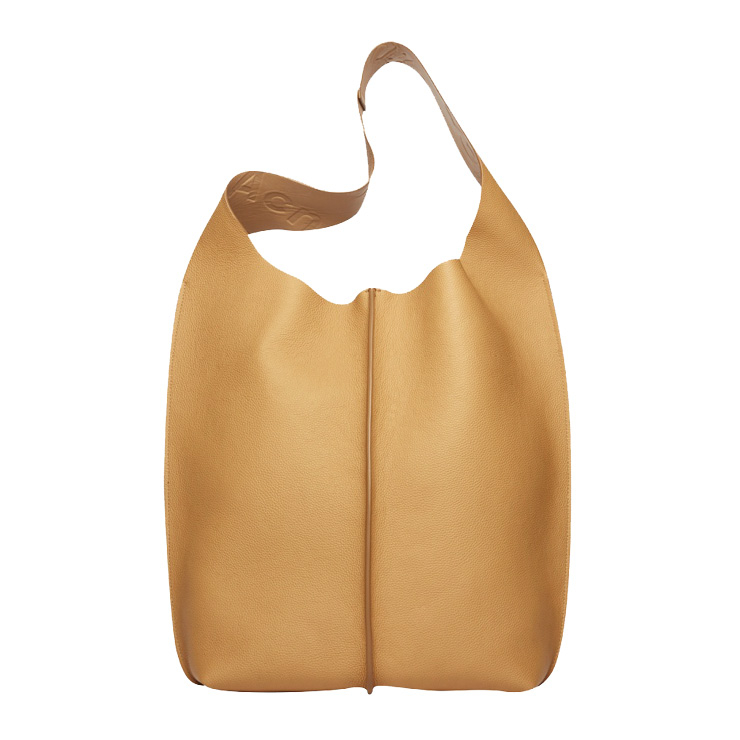 얇은 가죽 소재가 자연스러운 주름을 만드는 호보 백은 가격 미정, Acne Studios.