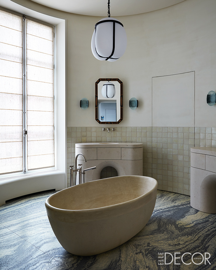  최근작인 ‘니메트(Nimette)’ 창립자의 생제르맹 아파트. 다양한 텍스처의 스톤으로 마감된 피에르의 커스텀 메이드 가구로 채워진 욕실은 우아한 동시에 시적이다.